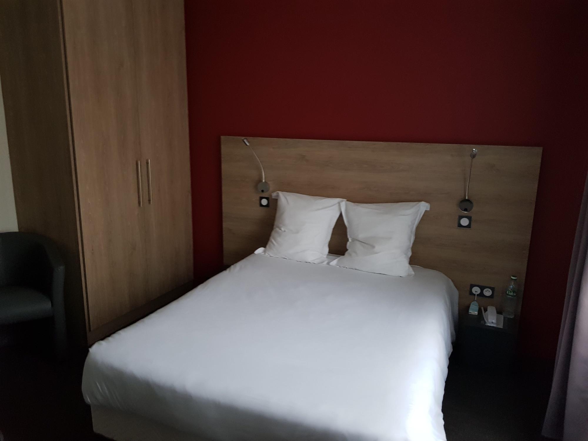 Logis Hotel A La Bonne Auberge Лаваль Экстерьер фото