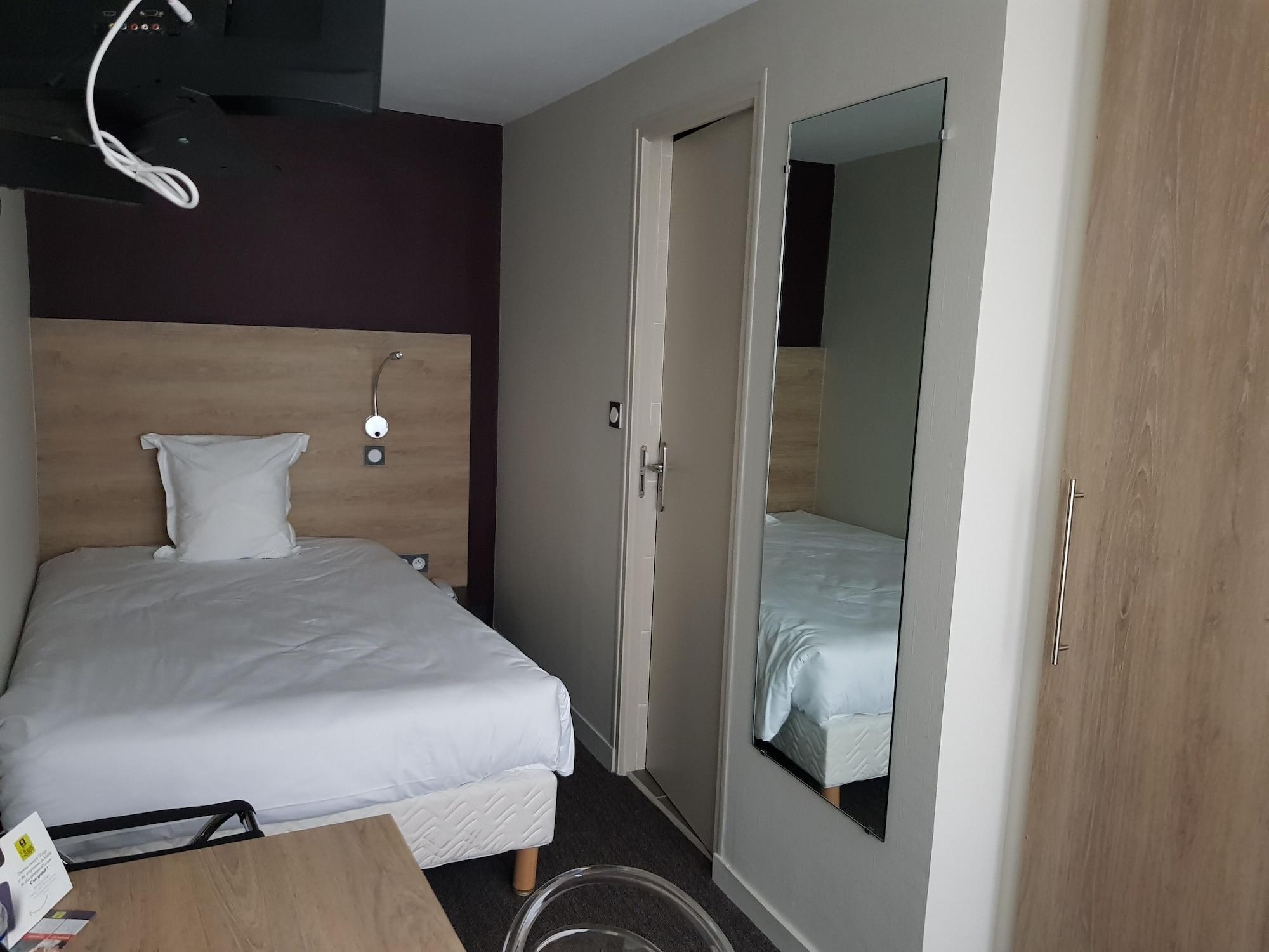 Logis Hotel A La Bonne Auberge Лаваль Экстерьер фото