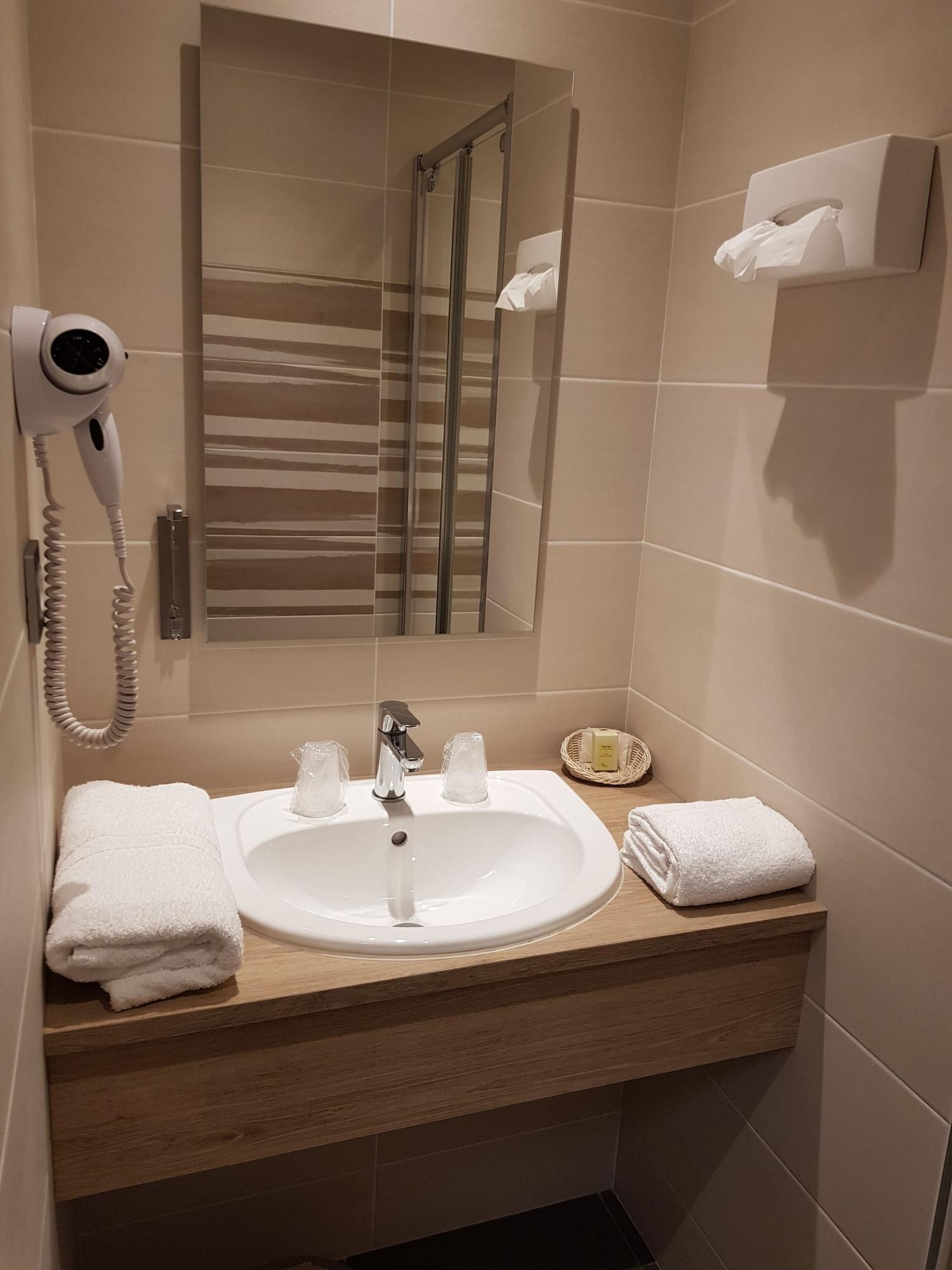 Logis Hotel A La Bonne Auberge Лаваль Экстерьер фото