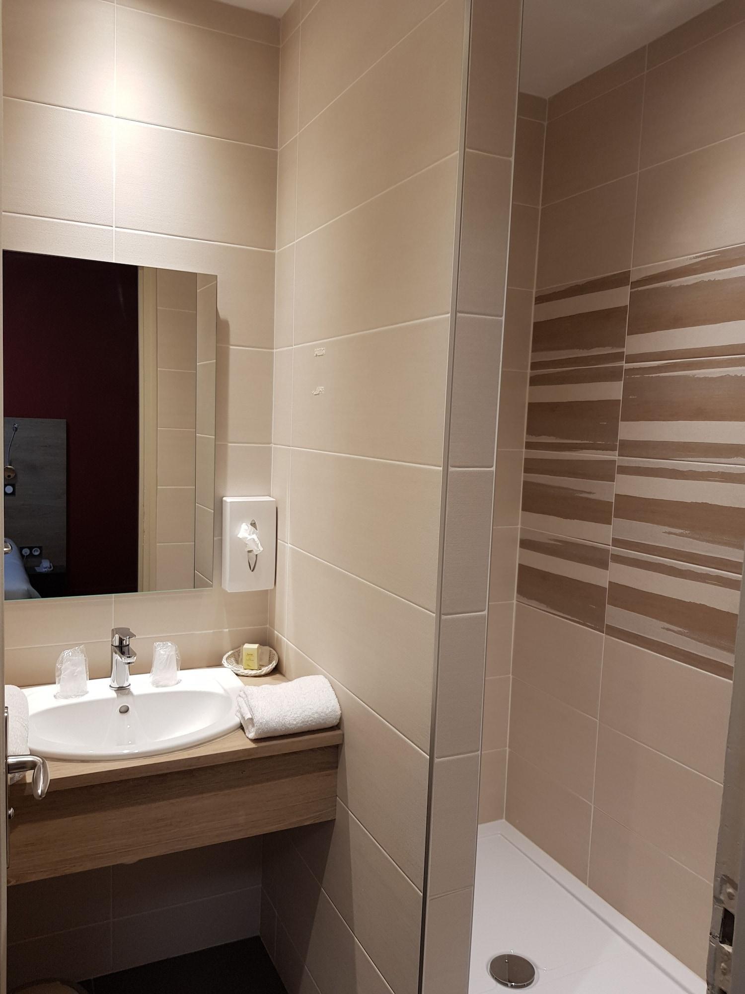 Logis Hotel A La Bonne Auberge Лаваль Экстерьер фото